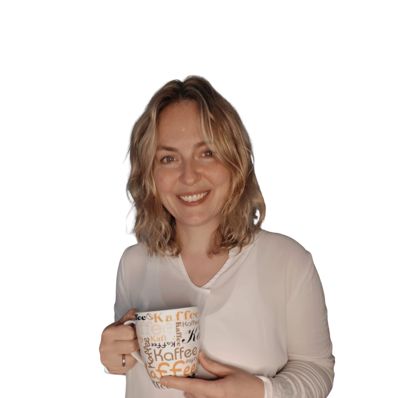 Frau mit blonden, lockigen Haaren hält eine Kaffeetasse und lächelt.